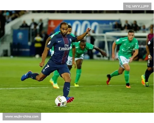 小卢卡斯为何屡次在巴黎替补席待命背后的原因与深层次分析